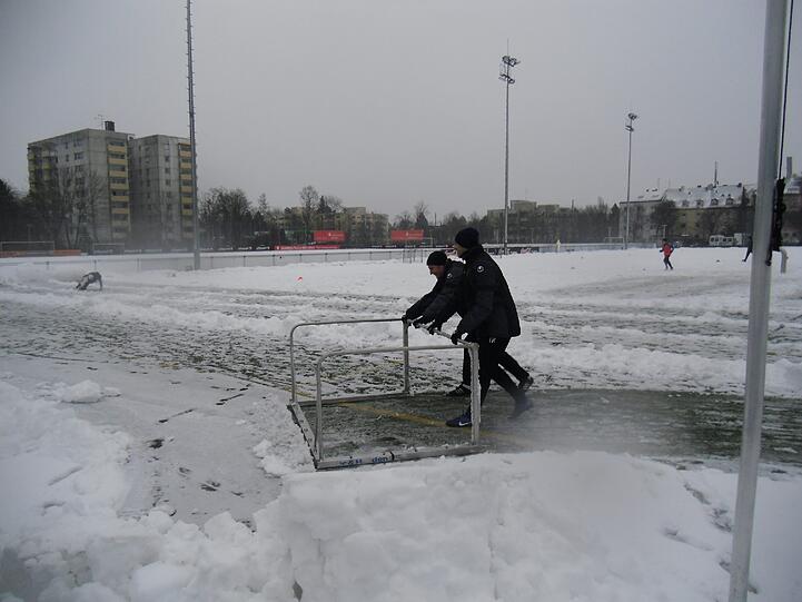 Hart , härter, Alexander Schmidt. Der Trainer des TSV 1860 schickte seine Jungs am Montagvormittag trotz klirrender Kälte, Schneeregen und schneebedeckten Trainingsplätzen raus zum Anschwitzen. Am Abend spielen die Löwen gegen den 1. FC Kaiserslautern. Die Bilder vom Matsch-Training