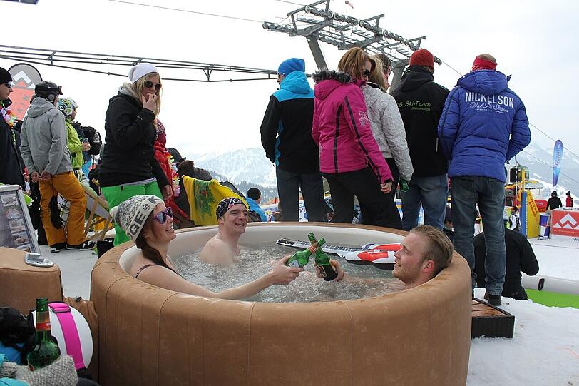 Die besten Bilder vom Turnier der "Snow Volleyball Tour 2013 powered by Amway" auf 1860 Metern Höhe in Wagrain/Österreich.
