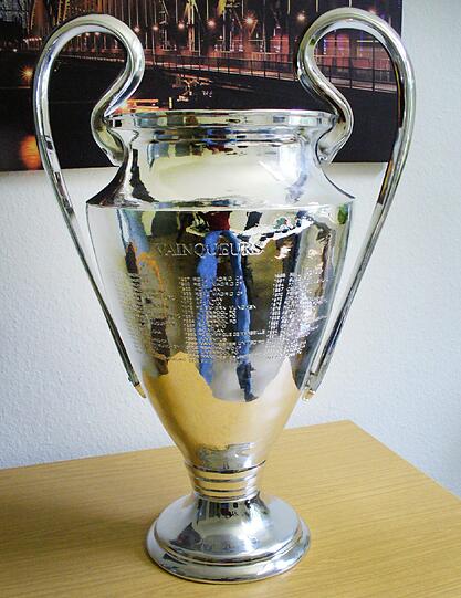 Dieser Pott ist nicht echt: Ein Privatmann hatte sich eine Fälschung in Hongkong bestellt. Der Pokal fiel den Beamten am Zoll dann doch auf.