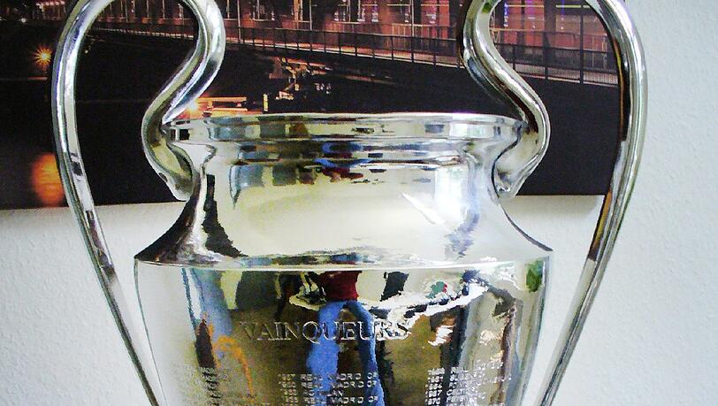 Dieser Pott ist nicht echt: Ein Privatmann hatte sich eine Fälschung in Hongkong bestellt. Der Pokal fiel den Beamten am Zoll dann doch auf. Dieser Pott ist nicht echt: Ein Privatmann hatte sich eine Fälschung in Hongkong bestellt. Der Pokal fiel den Beamten am Zoll dann doch auf.