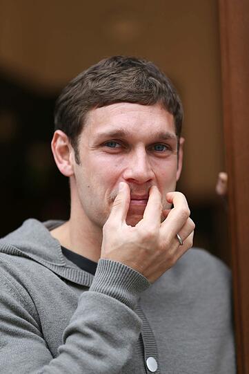Moritz Volz beim Barbiermeister: Von nun an lässt er seinen Schnurrbart einen Monat lang wachsen.