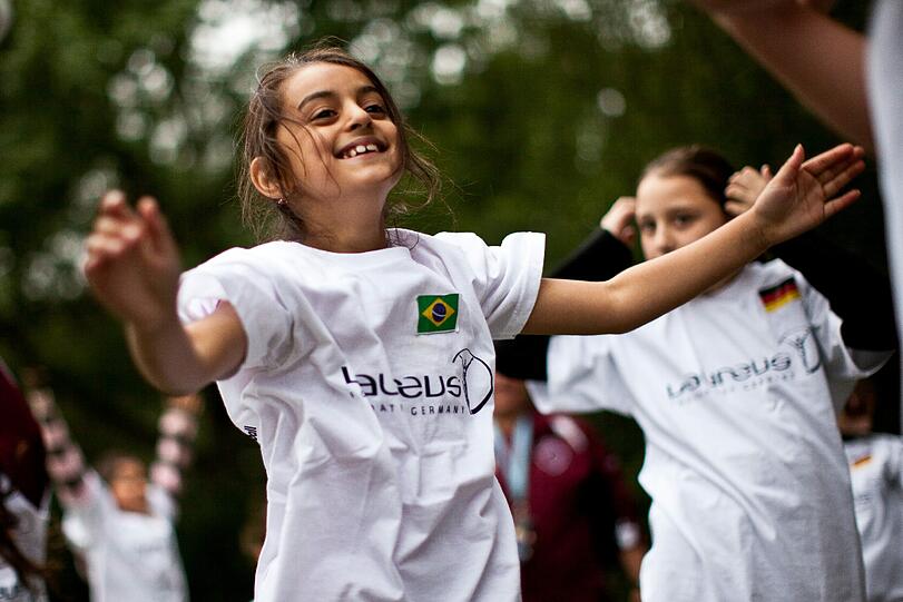 Das bundesweite Projekt Kicking Girls fördert spezielle Mädchenfußball-AGs in Schulen.