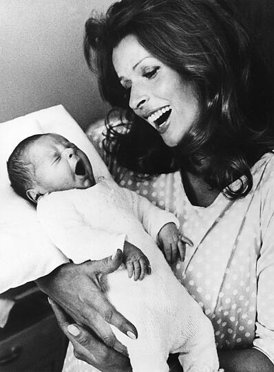 Die damals 31jährige Senta Berger mit ihrem erst wenige Tage alten erstgeborenen Sohn Simon.