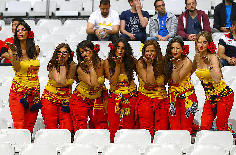 Südländisches Flair in Saint-Denis: Klicken Sie sich durch die Bilder der italienischen und spanischen Anhänger auf der Tribüne.