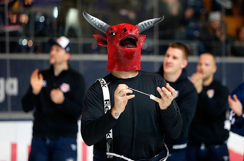 Comebacker Steve Pinizzotto mit der Bullen-Maske, die der Spieler der Partie erhält.