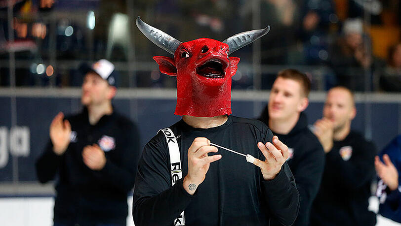 Comebacker Steve Pinizzotto mit der Bullen-Maske, die der Spieler der Partie erhält. Comebacker Steve Pinizzotto mit der Bullen-Maske, die der Spieler der Partie erhält.