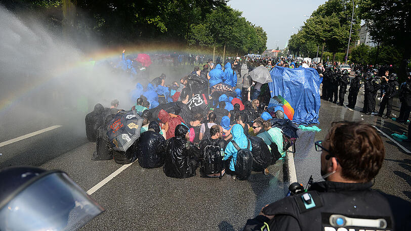 Die Polizei räumt am Freitagvormittag eine Sitzblockade von Demonstranten im Hamburger Schanzenviertel, unter anderem sind auch Wasserwerfer im Einsatz.