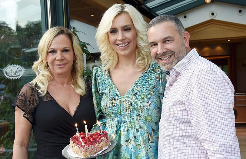 Verena Kerth und Pedro da Silva mit Birgit Fischer-Höpner.