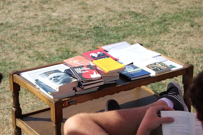 Auch die &bdquo;Lese-Ecke&ldquo; mit Literatur, die von den Nazis verbrannt wurde war bei den Besucher/innen äußerst begehrt.