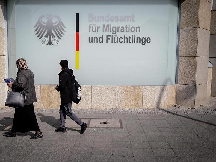 Der Eingang zum Bundesamt für Migration und Flüchtlinge. Foto: Kay Nietfeld/dpa/Archivbild