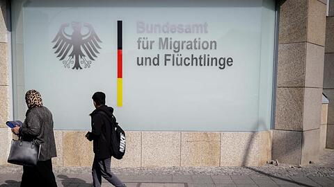 Der Eingang zum Bundesamt für Migration und Flüchtlinge. Foto: Kay Nietfeld/dpa/Archivbild