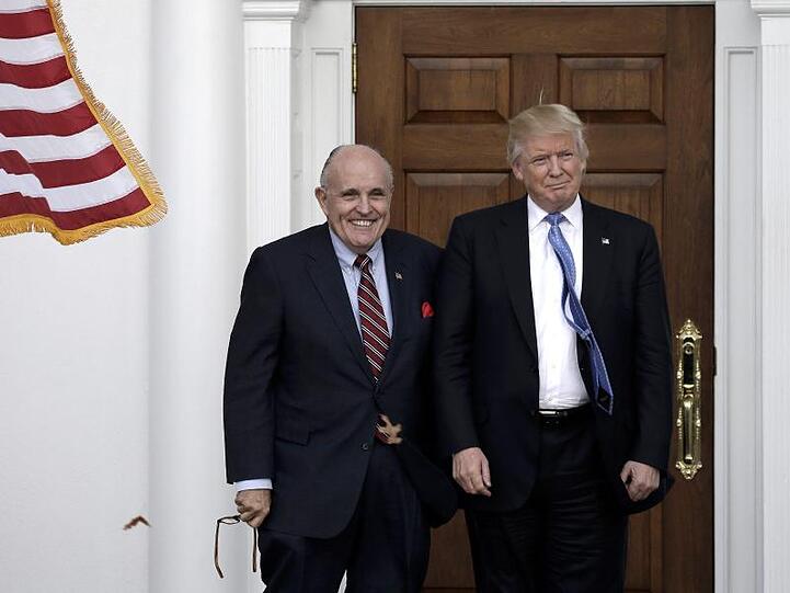 Donald Trumps persönlicher Anwalt Rudolf Giuliani (l.) hat Vorladungen von drei Ausschüssen im US-Repräsentantenhaus erhalten.