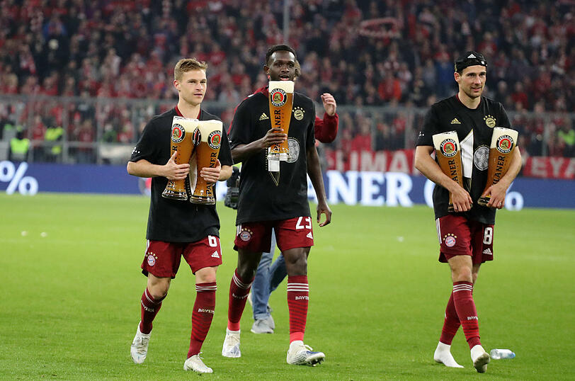 Bayerische Bierträger: Joshua Kimmich, Tanguy Nianzou und Leon Goretzka (v.l.) sorgen für das spritzige und verspritzbare Objekt.