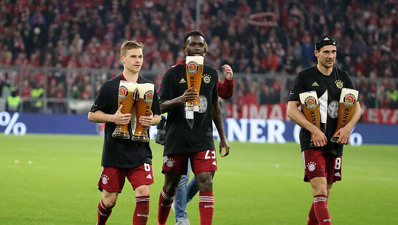 Bayerische Bierträger: Joshua Kimmich, Tanguy Nianzou und Leon Goretzka (v.l.) sorgen für das spritzige und verspritzbare Objekt. Bayerische Bierträger: Joshua Kimmich, Tanguy Nianzou und Leon Goretzka (v.l.) sorgen für das spritzige und verspritzbare Objekt.