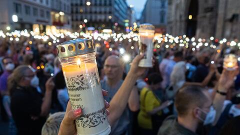 In Wien nahmen am Montag viele Menschen an der Gedenkveranstaltung der Initiative #YesWeCare in Gedenken an die Ärztin Lisa-Maria Kellermayr teil.