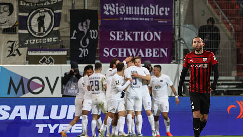 Während die Spieler von Erzgebirge den 1:1-Ausgleich durch Dimitrij Nazarov bejubeln, wendet sich Ingolstadts Rico Preißinger ab.