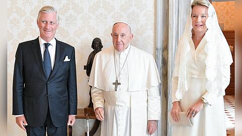 Papst Franziskus mit dem belgischen Königspaar Philippe und Mathilde. Als Katholikin trägt die Königin ein weißes Kleid und einen weißen Schleier.