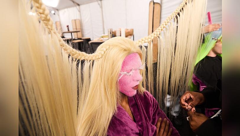 "Germany's Next Topmodel": Eliob bei seiner Verwandlung zum haarigen Alien.