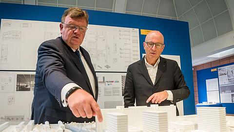 Der fr&uuml;here Bundesbank-Vorstand Johannes Beermann (links) zeigt den urspr&uuml;nglich geplanten Campus. (Archvbild)
