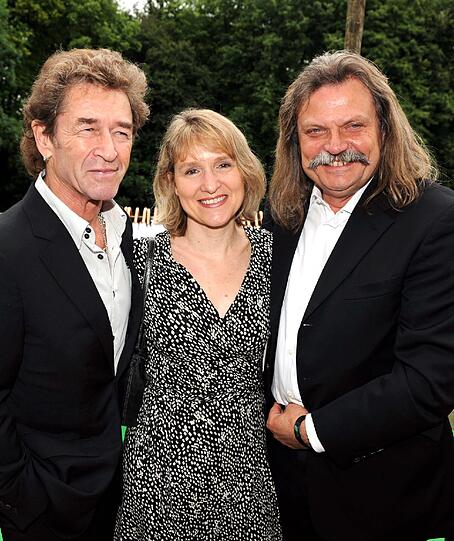 Hier posieren die beiden neben Peter Maffay.