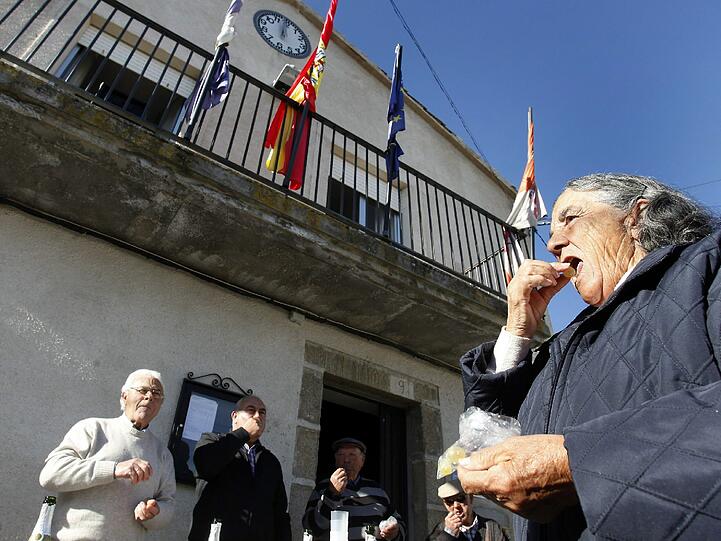 Die Spanier versuchen um Mitternacht 12 Vinalopo-Trauben zu Essen. Dem Essenden soll im neuen Jahr Glück beschert werden. Damit Ältere nicht die ganze Nacht wach bleiben müssen gibt es in einigen Gegenden schon um zwölf Uhr Mittags Trauben.