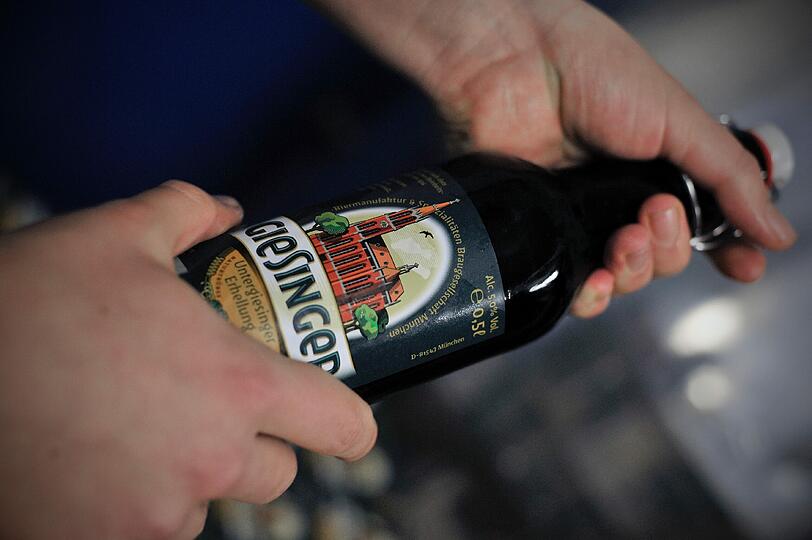 Bei der kleinen Brauererei "Giesiner Bräu" arbeiten derzeit 5 Personen an originellen Biersorten, wie die Untergiesinger Erhellung. Ein Rundgang durch die Brauerei.