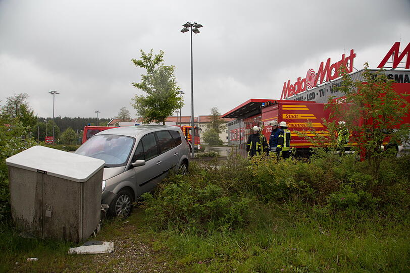 Ein führerscheinloses Mädchen übt auf einem Parkplatz das Autofahren und rast versehentlich in einen Stromkasten.