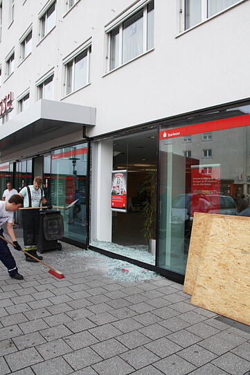 Kurioser Unfall beim Einparken in Waldkraiburg. Die Bilder vom Crash in die Sparkasse.