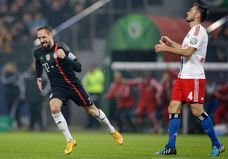 Franck Ribéry - NOTE 3 - Musste viel einstecken, fand sich immer wieder auf dem Hosenboden wieder. Holte zwei Gelbe Karten für HSV-Verteidiger heraus. Aber noch nicht der alte Ribéry. Hatte Glück bei seinem abgefälschten Treffer zum 3:0.