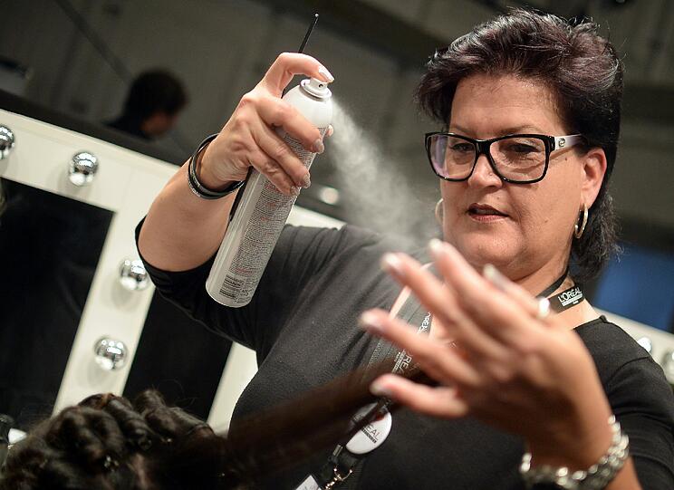 Eindrücke von Backstage: Hier wird Knochenarbeit geleistet.