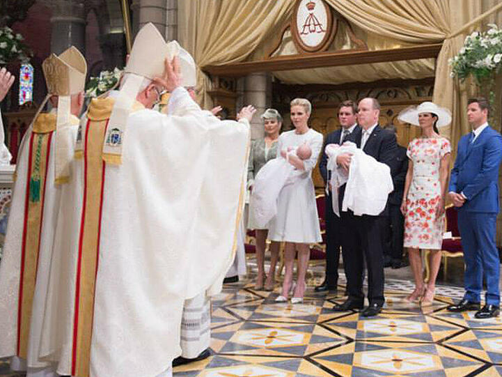 Die Taufe wurde von Erzbischof Bernard Barsi durchgeführt. Die Zeremonie begann um 10.30 Uhr in der Kathedrale von Monaco und wurde auf der Facebook-Seite des monegassischen Palastes übertragen.