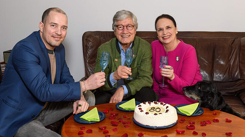 Am Geburtstag steht er auf der Bühne, daher ist ausnahmsweise eine kleine Vorfeier mit den Liebsten erlaubt: Christian Wolff mit seiner Frau Marina, Sohn Patrick und Hund Foxl.