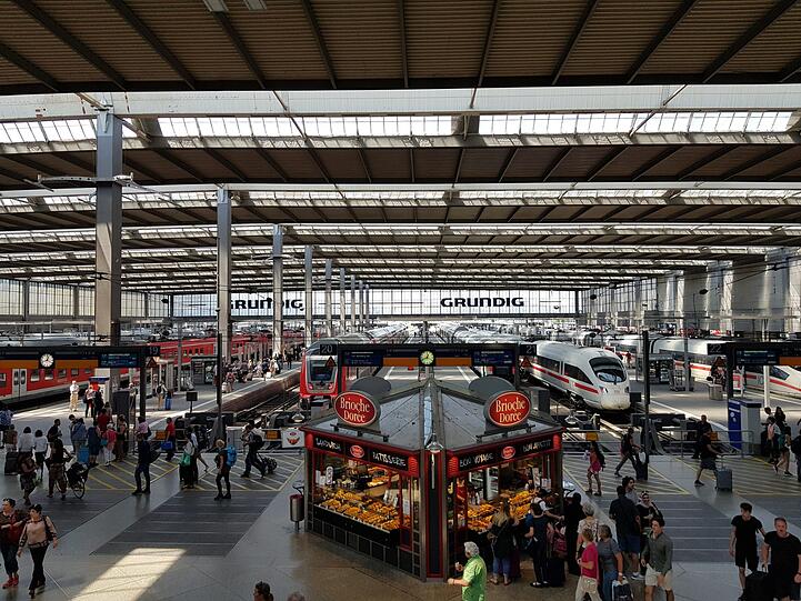 Hier ist ab 2019 die Baugrube für den neuen Stammstreckenbahnhof. Die Gleishalle mit ihrem denkmalgeschützten Dach bleibt.