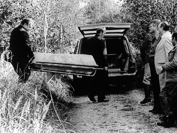 Die Leiche der Schülerin Ursula Herrmann wird 1981 in einem Zinksarg wegtransportiert. Foto: picture alliance/dpa/Archiv