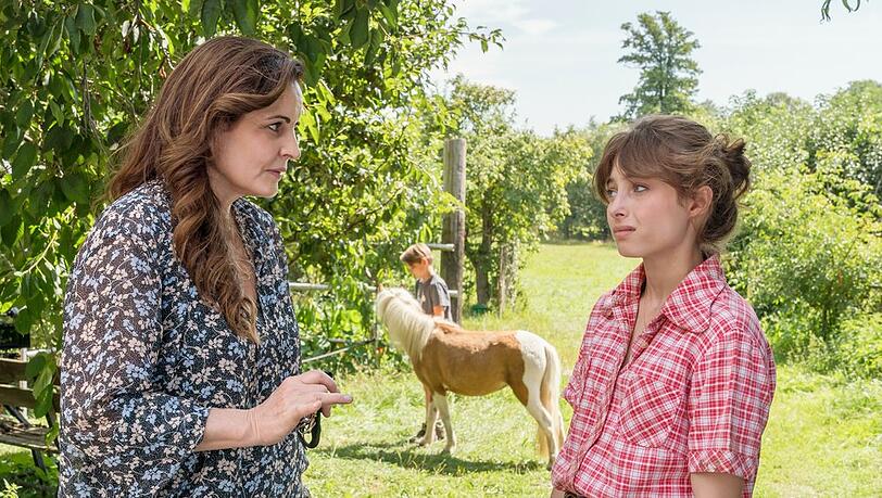 "Tierärztin Dr. Mertens: Die Stille nach dem Schuss": Dr. Susanne Mertens (Elisabeth Lanz, l.) beruhigt Sophia Kroll (Maria Lanz), die sich um ihr Pony sorgt.