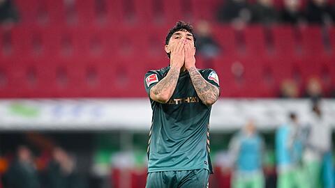 Bremens Cameron Puertas reagiert nach einer vergebenen Chance. Sein Schuss flog über das Augsburger Tor. Bremens Cameron Puertas reagiert nach einer vergebenen Chance. Sein Schuss flog über das Augsburger Tor.