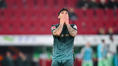 Bremens Cameron Puertas reagiert nach einer vergebenen Chance. Sein Schuss flog &uuml;ber das Augsburger Tor.