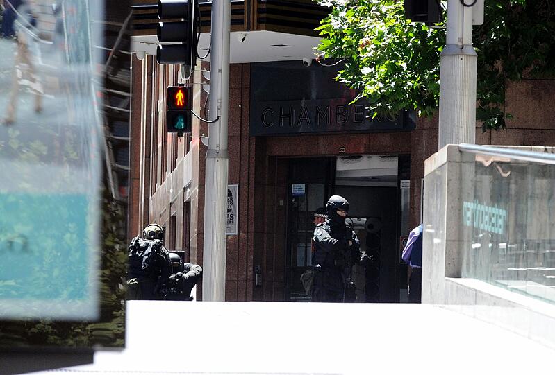 Sydney im Ausnahmezustand: Ein Islamist hat in einem Cafe ca. 30 Menschen als Geisel genommen. Hunderte Polizisten sind im Einsatz.