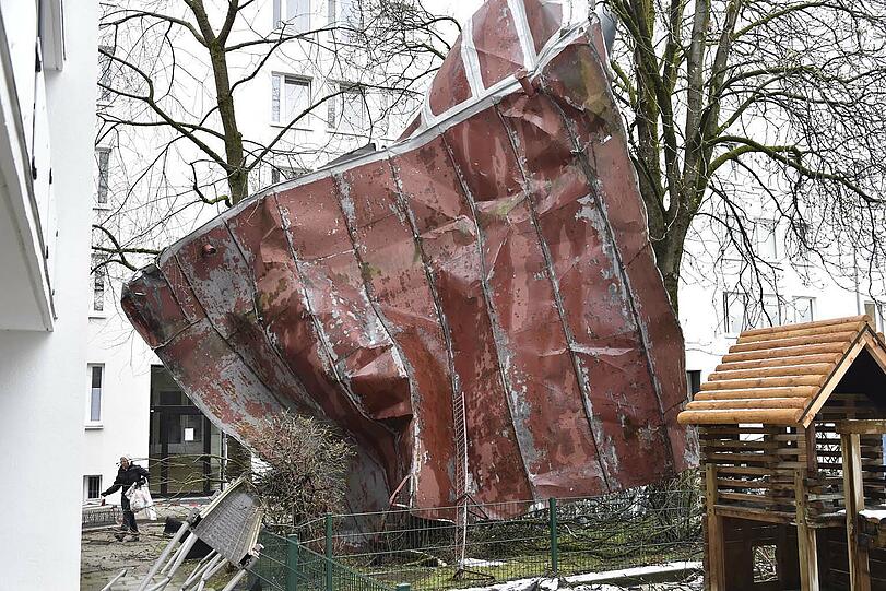In der Richard-Strauss-Straße hat der Sturm dieses Dach eines siebenstöckigen Hauses abgedeckt.
