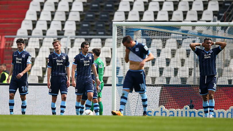Blaue Tristesse: Die Akteure des TSV 1860 nach der 1:3-Niederlage beim Karlsruher SC.