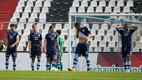 Blaue Tristesse: Die Akteure des TSV 1860 nach der 1:3-Niederlage beim Karlsruher SC.