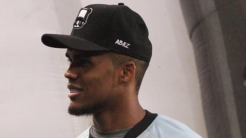 Douglas Costa besucht seinen Jugendclub Gremio in Porto Alegre.