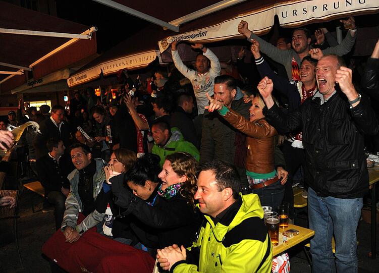 So ausgelassen feiern die Fans auf der Leopoldstraße den Bayern-Sieg. Die Bilder