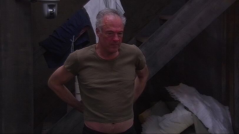 Tag 5 bei Promi Big Brother: Ronald Schill muss nach unten in den Keller und trifft auf Janina.