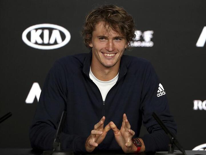 Alexander Zverev gestikuliert während seiner Pressekonferenz bei den Australian Open.