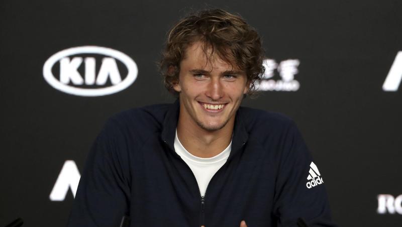 Alexander Zverev gestikuliert während seiner Pressekonferenz bei den Australian Open.
