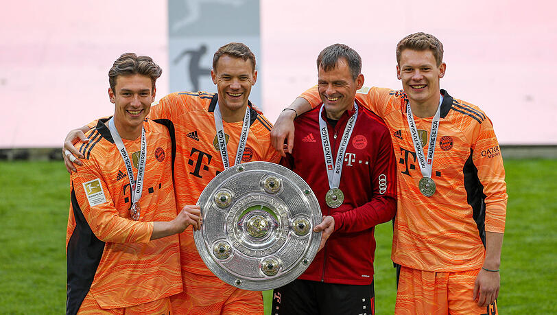 Kompliziertes Verhältnis: Neuer, Torwarttrainer Toni Tapalovic und Alexander Nübel (v.l.). Kompliziertes Verhältnis: Neuer, Torwarttrainer Toni Tapalovic und Alexander Nübel (v.l.).