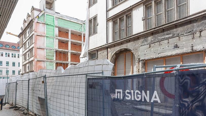 Die Sanierungsmaßnahmen am denkmalgeschützten, früheren Hertie-/Karstadt-Gebäude wurden vergangenes Jahr gestoppt. Die Sanierungsmaßnahmen am denkmalgeschützten, früheren Hertie-/Karstadt-Gebäude wurden vergangenes Jahr gestoppt.