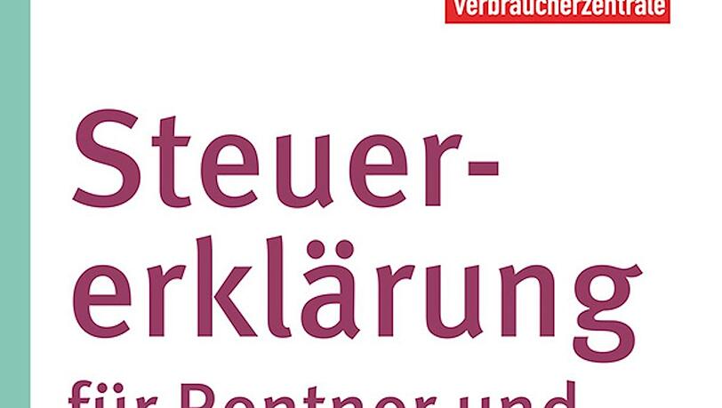 Der Ratgeber "Steuererklärung für Rentner und Pensionäre 2024/2025" hat 208 Seiten und ist für 16,00 Euro (12,99 Euro als E-Book) in den Beratungsstellen der Verbraucherzentrale Bayern erhältlich. Der Ratgeber "Steuererklärung für Rentner und Pensionäre 2024/2025" hat 208 Seiten und ist für 16,00 Euro (12,99 Euro als E-Book) in den Beratungsstellen der Verbraucherzentrale Bayern erhältlich.