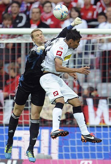 Dabei war Manuel Neuers Bundesliga-Debüt für den FC Bayern im August noch suboptimal gelaufen. Bei der 0:1-Niederlage gegen Gladbach patzte der Nationalkeeper im entscheidenden Moment und verschuldete so den Gegentreffer bei der bisher einzigen Bayern-Pleite der Saison. Was aber an den nächsten Spieltagen folgte, waren ruhige Arbeitstage für den 25-Jährigen.
